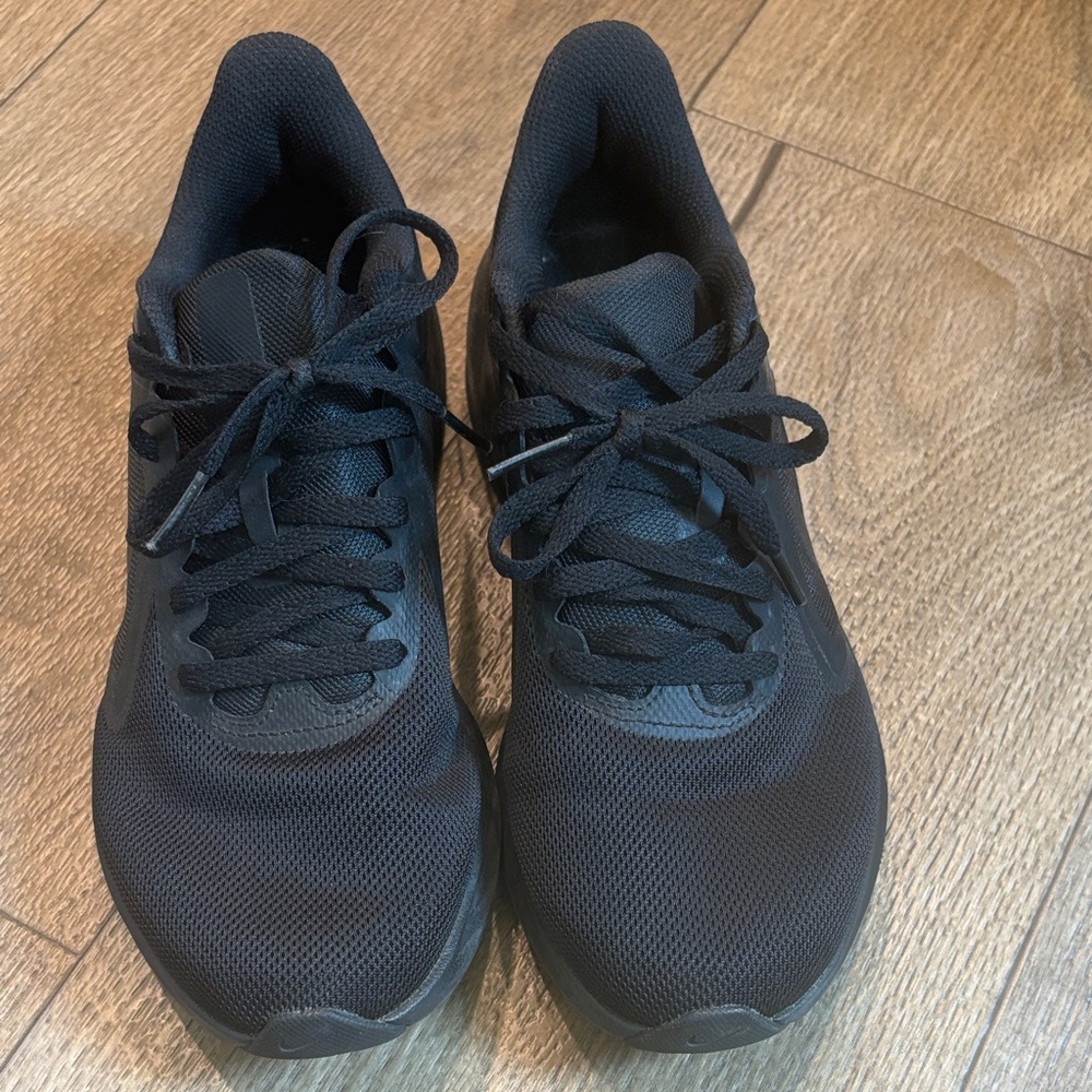 Nike Women's All-Black Lightweight Mesh Running Shoes - Picture 3 of 3